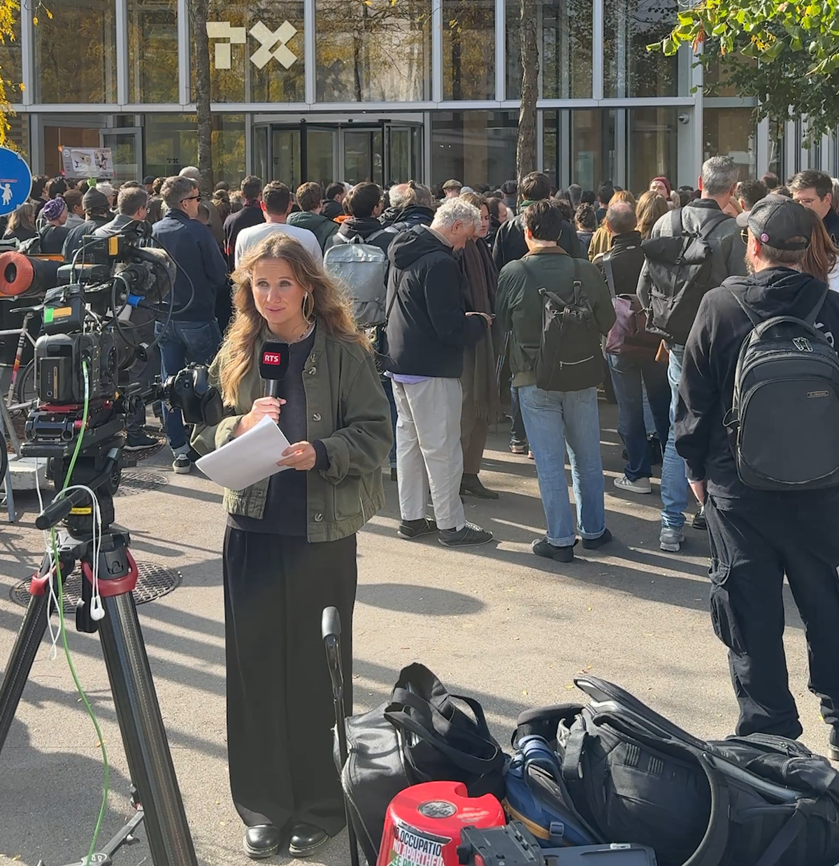 Demonstration / Protestaktion wegen drohender Kündigung von 41 Personen bei Tamedia (TX Group) vor dem Hauptsitz in Zürich am 20. Oktober 2026.