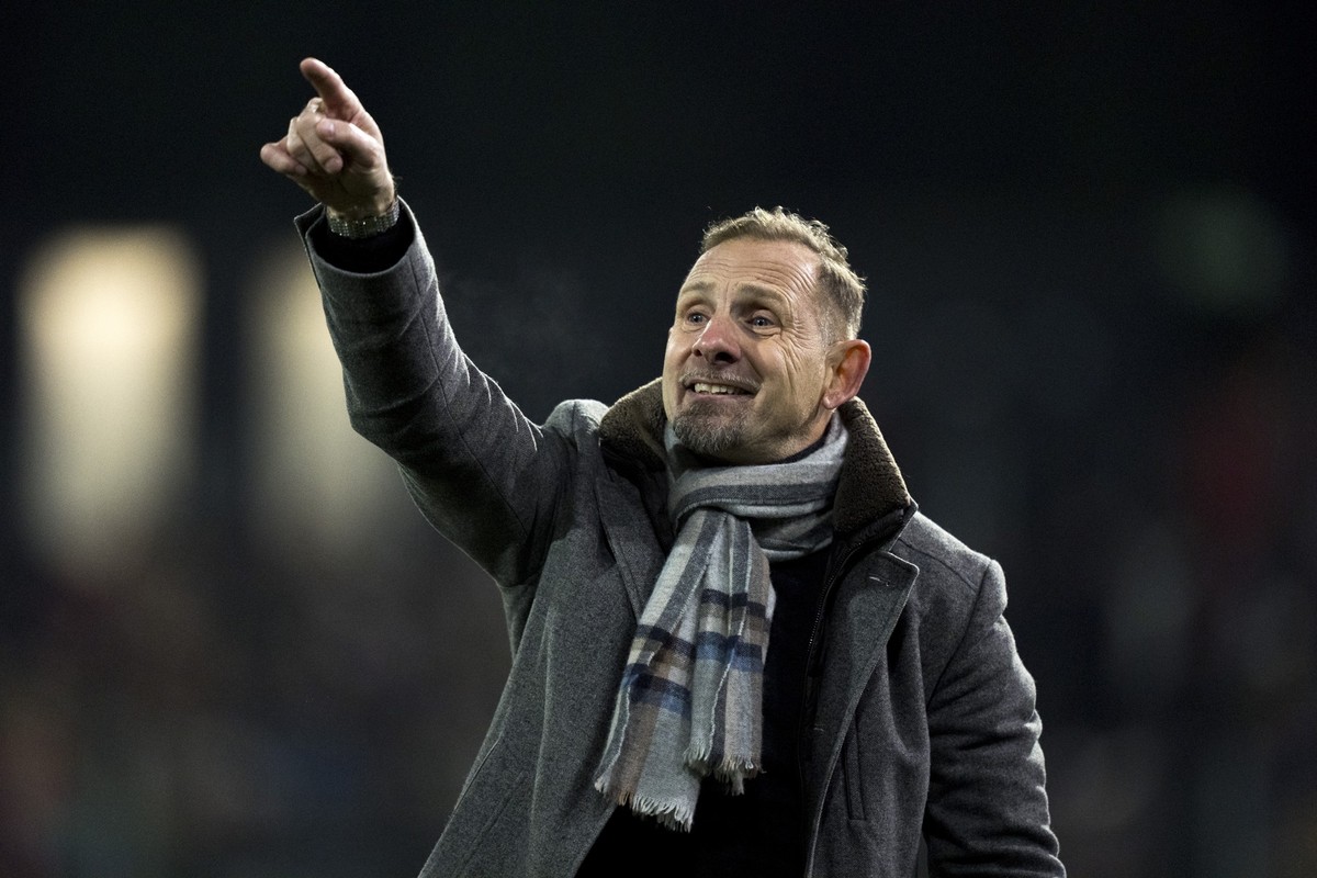 Trainer Mauro Lustrinelli (FCT) gibt Anweisungen bei dem Spiel der Fussball Super League zwischen dem FC Winterthur und FC Thun am Dienstag, 16. Dezember 2025 auf der Schuetzenwiese in Winterthur. (KE ...