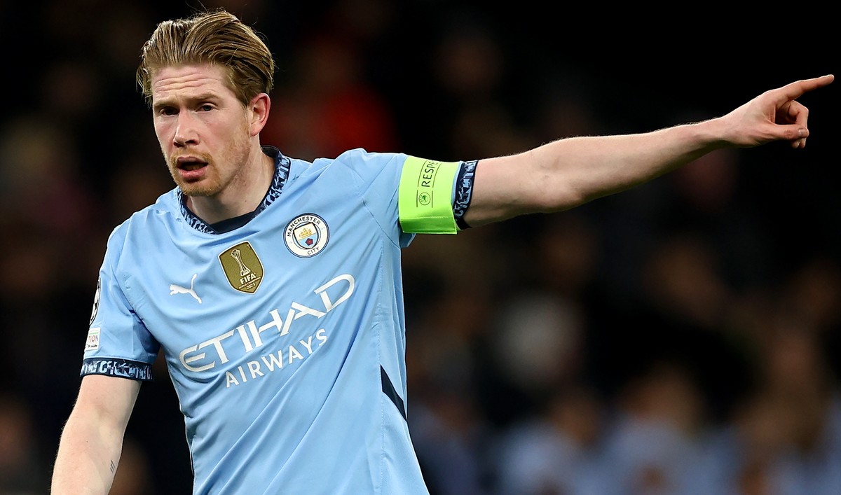 epa11889226 Kevin De Bruyne of Manchester City gestures during the UEFA Champions League knockout phase play-offs 1st leg match between Manchester City and Real Madrid, in Manchester, Britain, 11 Febr ...