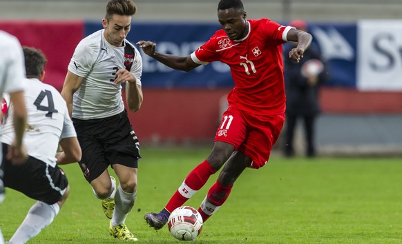 Der Oesterreicher Stefan Peric, links, gegen den Schweizer Dimitri Oberlin, rechts, waehrend dem U-19 Fussball Laenderspiel zwischen der Schweiz und Oesterreich am Mittwoch, 7. Oktober 2015 auf der Sc ...