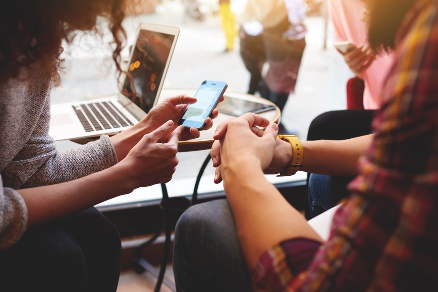 Smartphone Internet (Bild: Shutterstock)