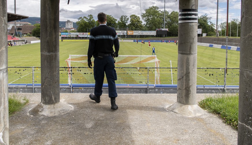 Sicherheitskraefte verfolgen das Spiel mit Atemschutzmaske im Testspiel zwischen dem Challenge League Club FC Aarau und dem Super League Club FC Thun im Stadion Bruegglifeld, am Samstag, 06. Juni 2020 ...