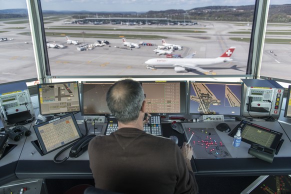 ARCHIV - ZUR MELDUNG, DASS DER FLUGHAFEN ZUERICH EINEN REKORDUMSATZ ERREICHT HAT, STELLEN WIR IHNEN DIESES ARCHIVBILD ZUR VERFUEGUNG - Ein Mitarbeiter von Skyguide kontrolliert die Monitore und hat Bl ...