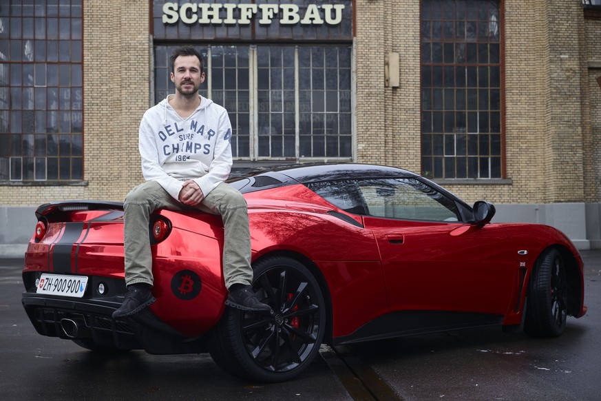 Yves Welti hat mit Bitcoins etwas Geld gemacht und sich davon einen Lotus (Auto) und ein Nummernschild gekauft. Photo by Roland Schmid