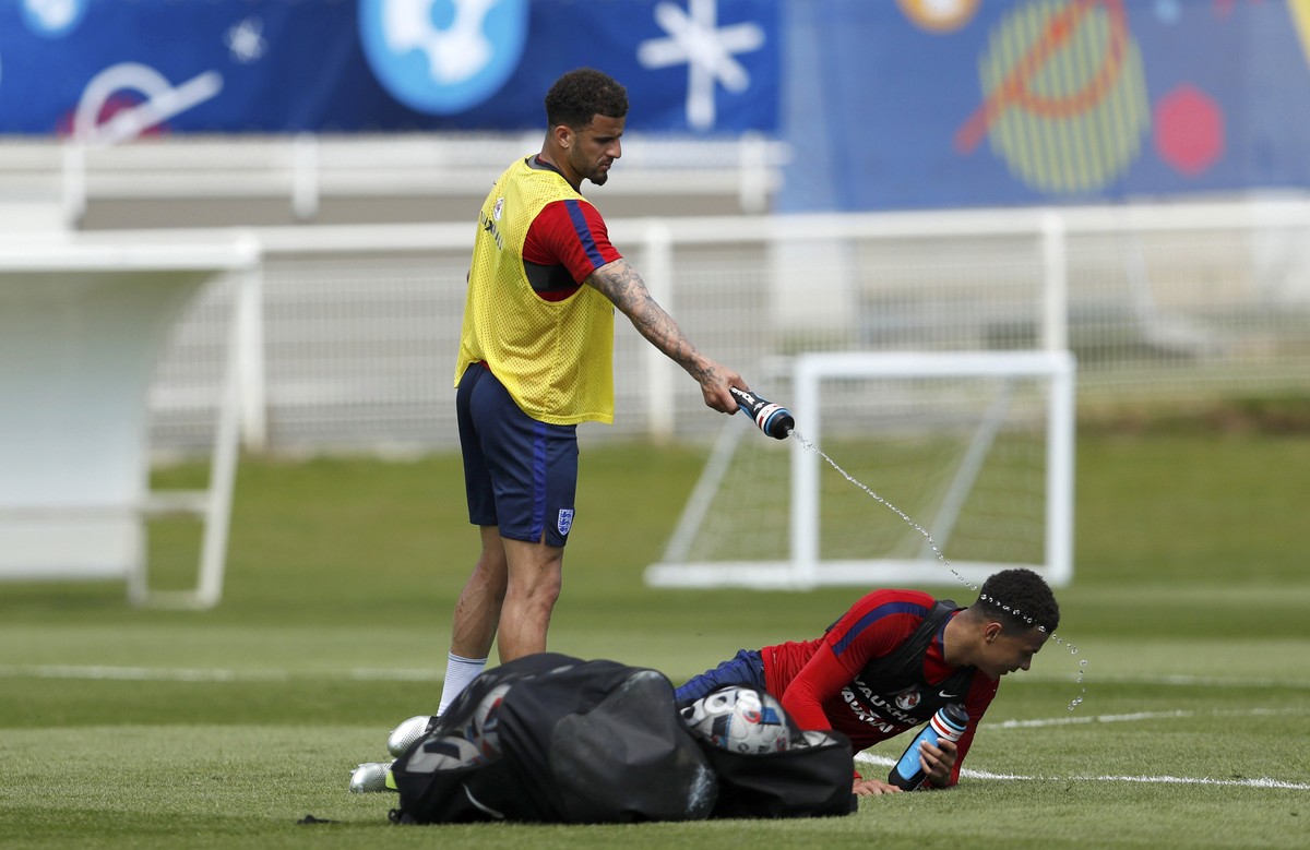 Heute wollen sie die Isländer nass machen: Englands Tottenham-Teamkollegen Kyle Walker (l.) und Dele Alli.