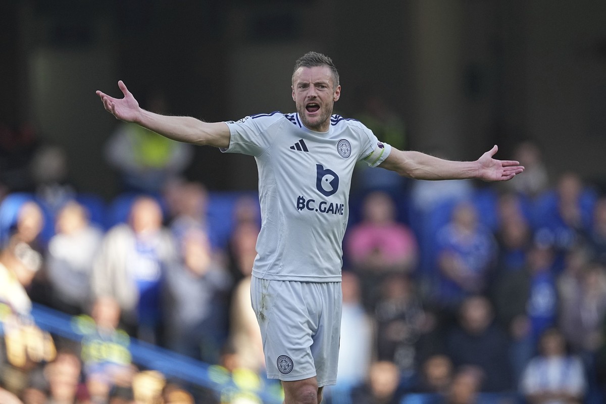 Leicester's Jamie Vardy gestures during the English Premier League soccer match between Chelsea and Leicester City, at the Stamford Bridge stadium in London, Sunday, March 9, 2025. (AP Photo/Dave ...