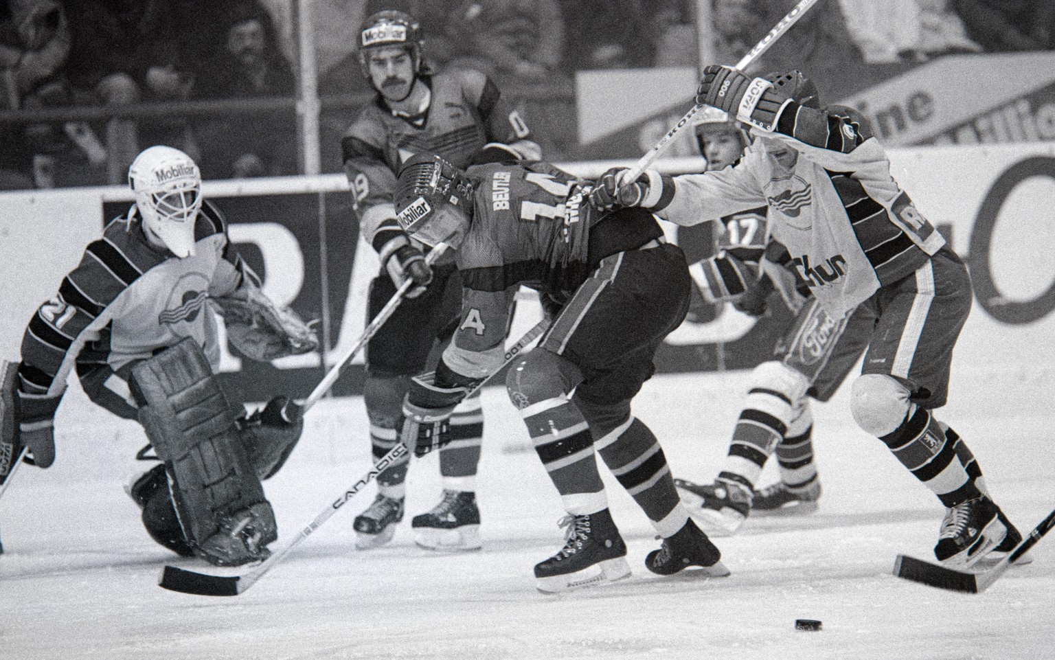 ARCHIVBILD ZUM FREIWILLIGEN ABSTIEG VON AROSA UND ZUM AUFSTIEG VON BERN 1986 --- Ein Angriff der Berner im Playoff-Final der Meisterschaft der Nationalliga B EHC Chur gegen den SC Bern, aufgenommen am ...