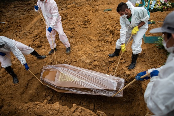 epaselect epa09046391 Workers bury a covid-19 victim at the Nossa Senhora Aparecida Cemetery, in Manaus, Amazonas, Brazil, 01 March 2021 (issued 02 March). Brazil is experiencing the worst moment of t ...