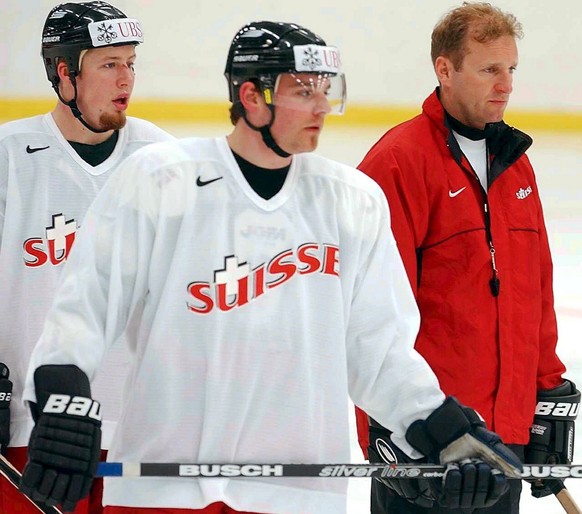 Kritische Blicke von Nationalcoach Ralp Krueger, rechts, Julien Vauclair, Mitte, und Mathias Seger, links, im Training in Joenkoeping am Donnerstag, 25. April 2002. Das Schweizer Team spielt am Freita ...