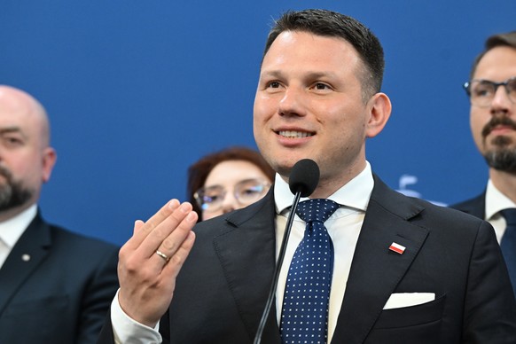 epa12119079 Former far-right Confederation candidate in the 2025 presidential elections, Slawomir Mentzen (C) attends a press conference at the Polish parliament building in Warsaw, Poland, 20 May 202 ...
