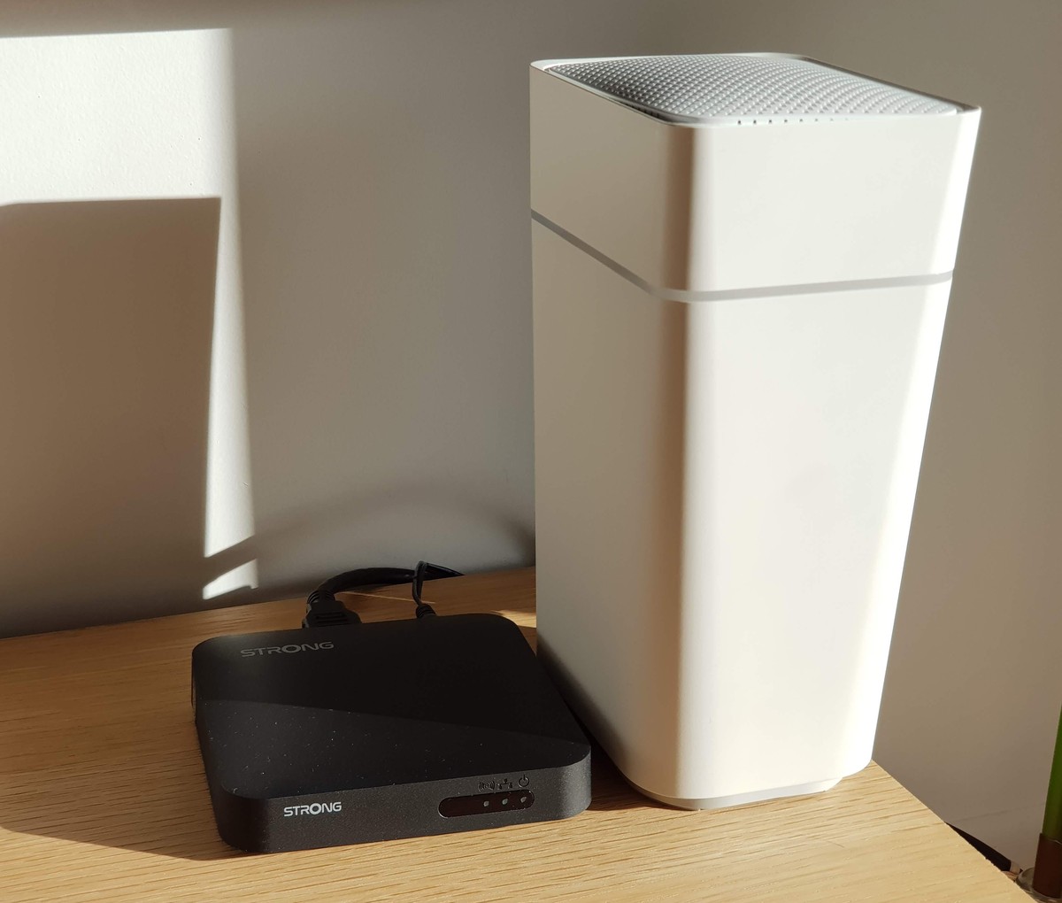 Falls dir das Design bekannt vorkommt: Yallos Internet Box (rechts) ist eigentlich eine UPC Giga Connect Box mit anderer Firmware.