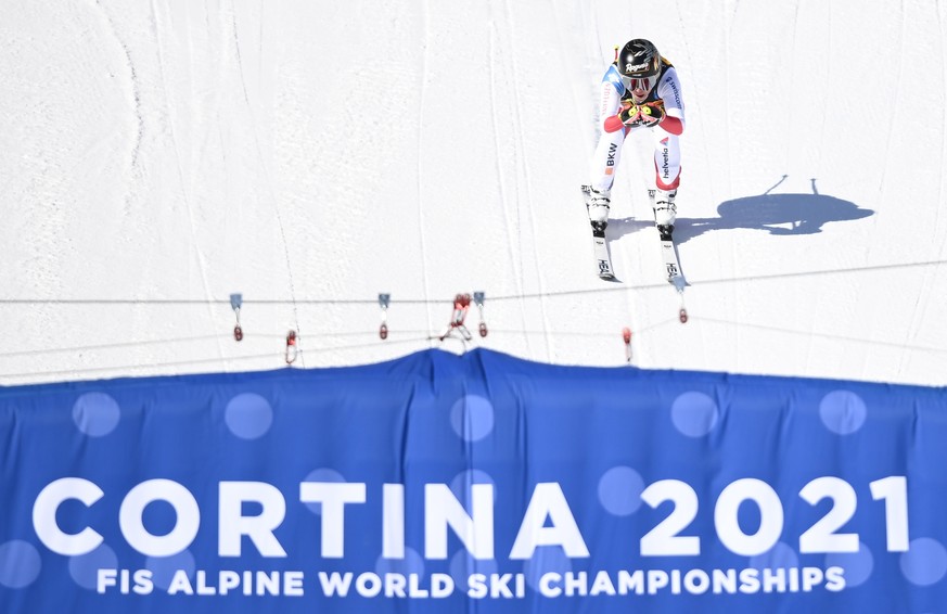 epaselect epa09003372 Lara Gut-Behrami of Switzerland in action during the Women&#039;s Super G race at the Alpine Skiing World Championships in Cortina d&#039;Ampezzo, Italy, 11 February 2021. EPA/CH ...