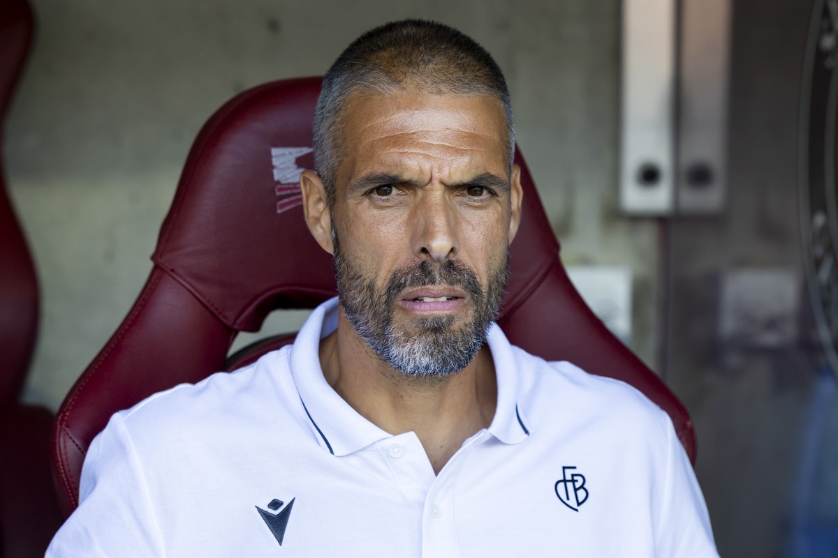 Fabio Celestini, coach of FC Basel, looks his players, during the Super League soccer match of Swiss Championship between Servette, SFC, and Basel, FCB, at the Stade De Geneve in Geneva, Switzerland,  ...