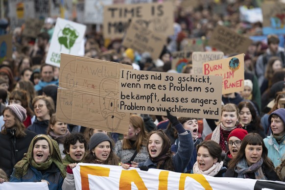 Demonstranten protestieren waehrend einem Klimastreik, am Freitag, 3. Maerz 2023 in Bern. (KEYSTONE/Anthony Anex)