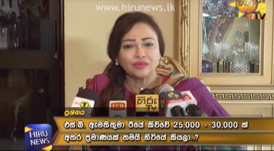 Geetha Kumarasinghe an einer Pressekonferenz.