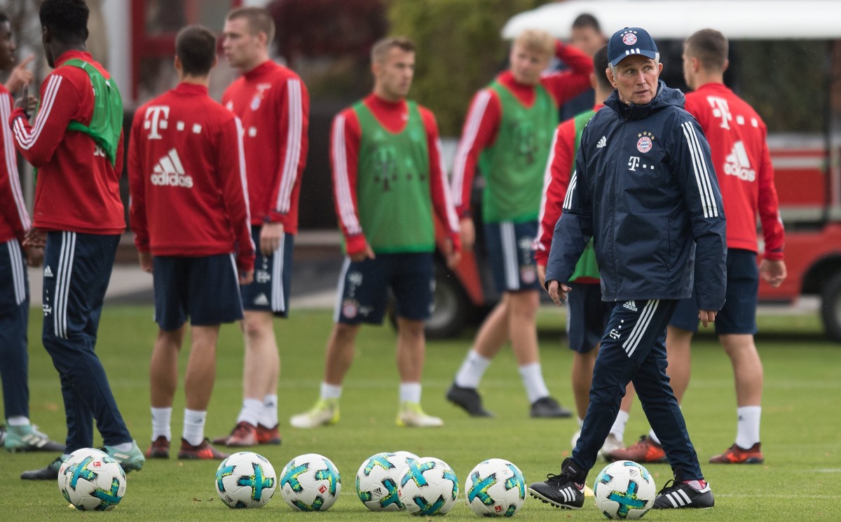 epa06254766 Bayern Munich's new head coach Jupp Heynckes (R) attends his first training session in Munich, Germany, 09 October 2017. Heynckes coaches the club until the end of the season. EPA/DAN ...