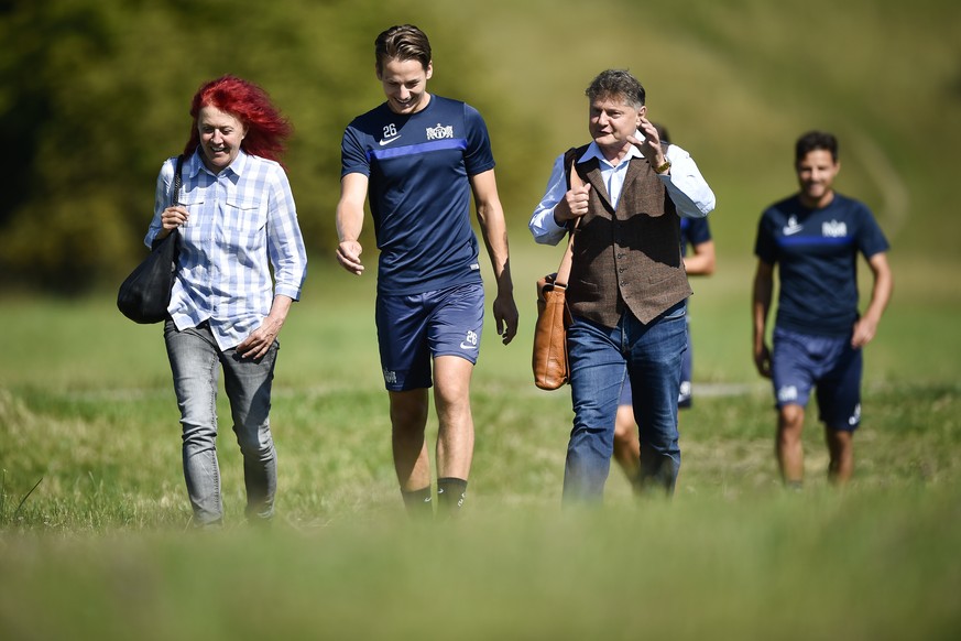 FC Zuerich Preasident Ancillo Canepa, rechts, seine Frau Heliane, links, und Cedric Brunner laufen zum ersten Training des FC Zuerich nach den Sommerferien, in der Allmend Brunau, am Dienstag, 20. Jun ...