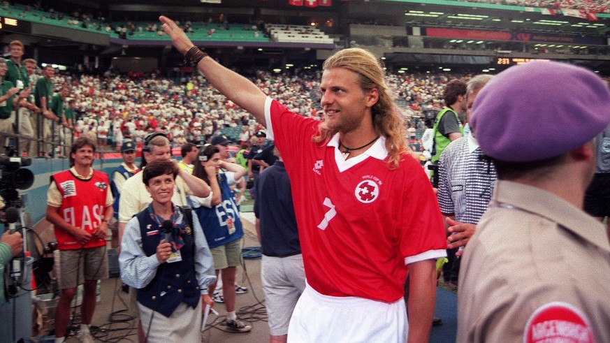 Der Schweizer Fussball-Star Alain Sutter nach dem Qualifikationsrundenspiel Schweiz-Rumaenien an der Fussball-Weltmeisterschaft 1994 in den USA, aufgenommen am 22. Juni 1994 in Detroit. Die Schweiz ge ...