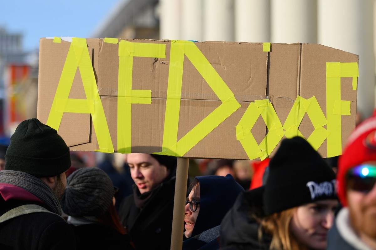20.01.2024, Hessen, Kassel: Ein Teilnehmer tr�gt bei einer Demonstrationen gegen die AfD und gegen Rechtextremismus in Hessen ein Plakat mit der Aufschrift "AFDoof". Foto: Swen Pf�rtner/dpa  ...