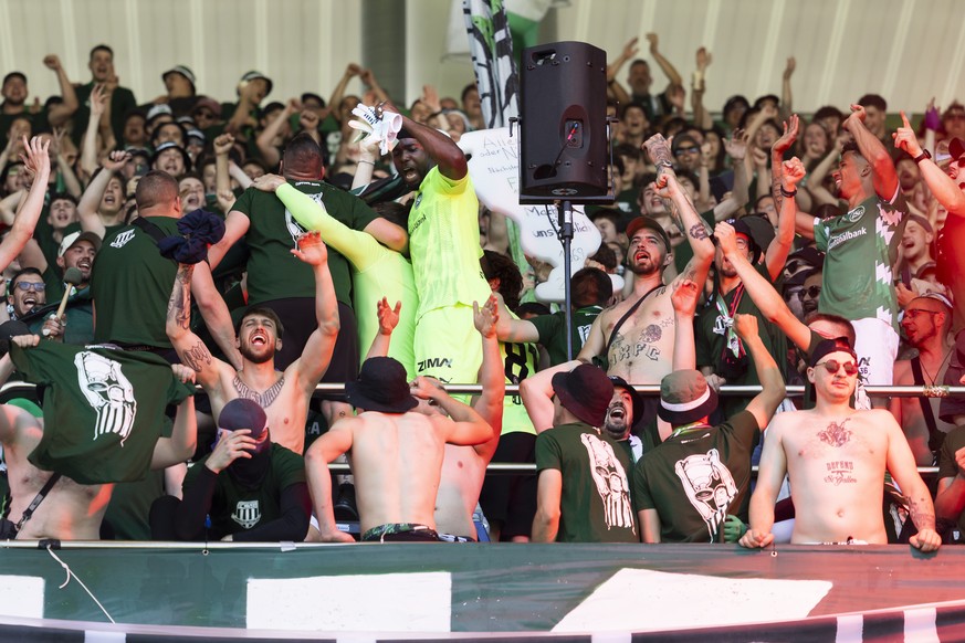 Torwart Lawrence Ati Zigi (FCSG) und seine Teamkollegen feiern mit den Fans nach dem Schweizer Fussball Cup Final zwischen dem FC Stade Lausanne-Ouchy und FC St. Gallen, am Sonntag, 24. Mai 2026, im S ...