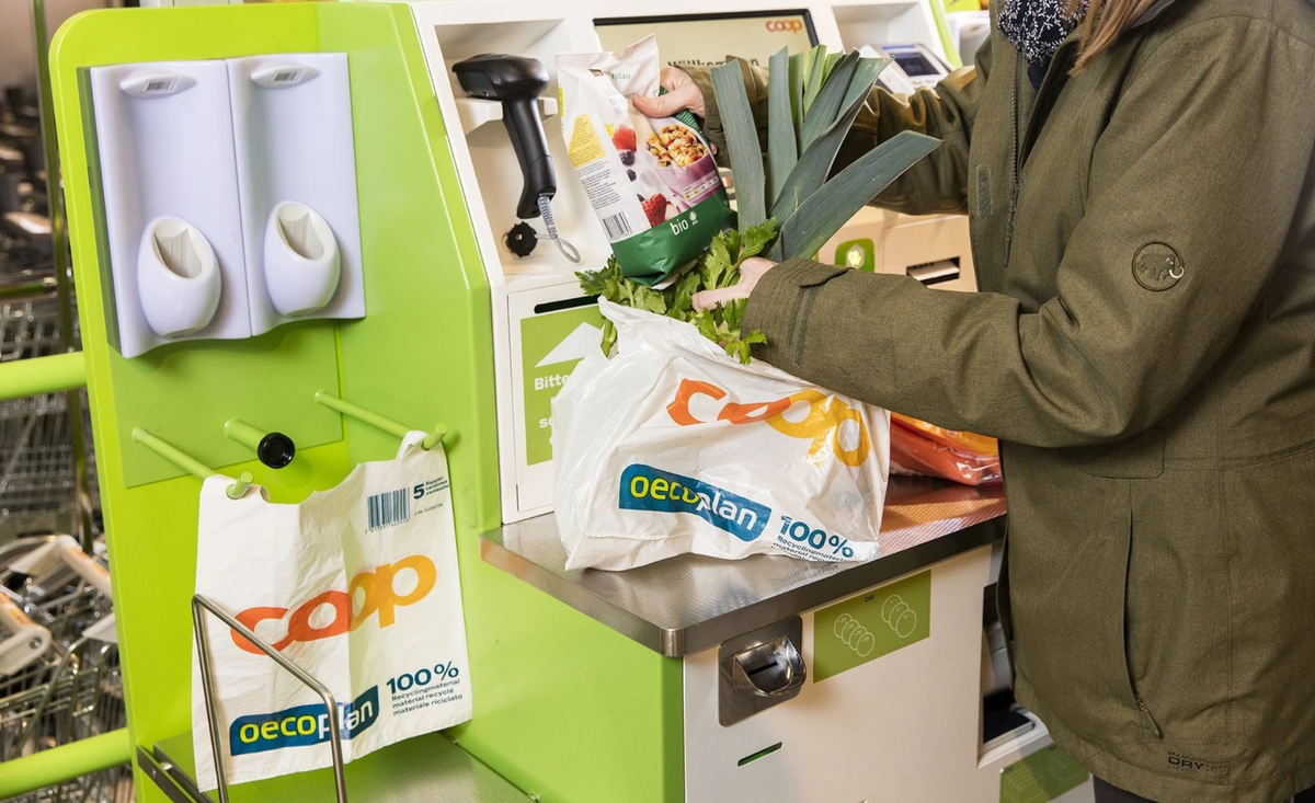 Bei den Self-Check-out-Kassen von Coop sind künftig nicht mehr alle Kundinnen und Kunden zugelassen.