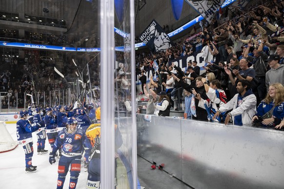 ZSC Fans jubeln zu ihren Spielern im Eishockeyspiel der National League zwischen den ZSC Lions und dem HC Fribourg-Gotteron am Dienstag, 18. Oktober 2022, in der Swiss Life Arena in Zuerich. (KEYSTONE ...