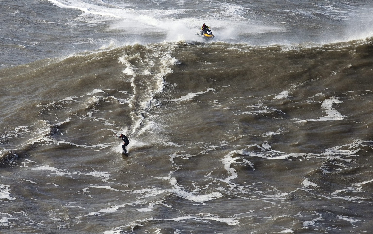 Von den Stürmen profitieren waghalsige Surfer. Garrett McNamara reitet eine Riesenwelle vor Nazare, Portugal.