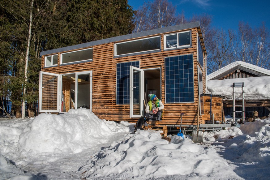 Solarzellen liefern Energie für das Tiny House, drinnen gibt's eine Dusche und eine Trockentoilette.