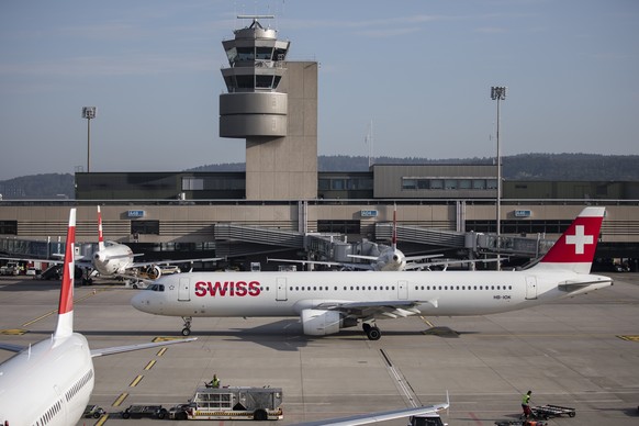 ARCHIVBILD ZUM GROUNDING DER HAELFTE DER SWISS FLOTTE WEGEN DER CORONAVIRUS-PANDEMIE, AM MONTAG, 16. MAERZ 2020 - Ein Airbus A321 der Swiss am Flughafen Zuerich am Dienstag, den 18. September 2018 in  ...