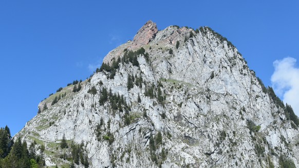 Der Grosse Mythen oberhalb von Brunni am Donnerstag, 10. Juni 2021. Bis zu 40&#039;000 Menschen wandern jedes Jahr auf den Berg. Auch auf 1898 Meter ueber Meer wird es zurzeit bis zu 25 Grad warm. (KE ...