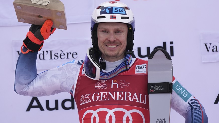 Norway&#039;s Henrik Kristoffersen holds the trophy after winning an alpine ski, men&#039;s World Cup slalom in Val d&#039;Isere, France, Sunday, Dec.15, 2024. (AP Photo/Giovanni Auletta)