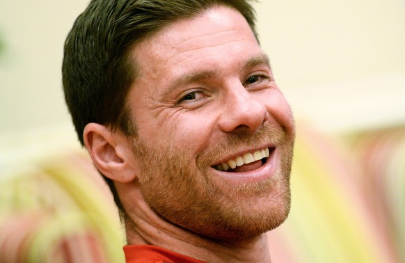 epa05092546 Bayern Munich&#039;s Spanish midfielder Xabi Alonso smiles during a press conference in Doha, Qatar, 08 January 2016. Bayern Munich stays in Qatar until 12 January 2016 to prepare for the  ...