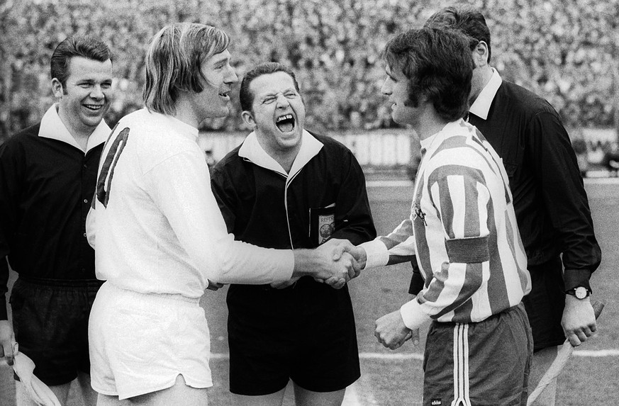 Bildnummer: 00412756 Datum: 27.03.1971 Copyright: imago/WEREK
Schiedsrichter Gerhard Schulenburg (Hamburg) findet die Begrüßung zwischen Günter Netzer (Gladbach, li.) und Wolfgang Overath (Köln) urkom ...