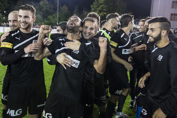 Die Koenizer Spieler jubeln nach ihrem 3:1 Sieg im 1/16 Final Fussball Cup Spiel zwischen dem FC Koeniz und dem Grasshopper Club Zuerich, am Freitag, 18. September 2015, auf dem Sportplatz Liebefeld H ...