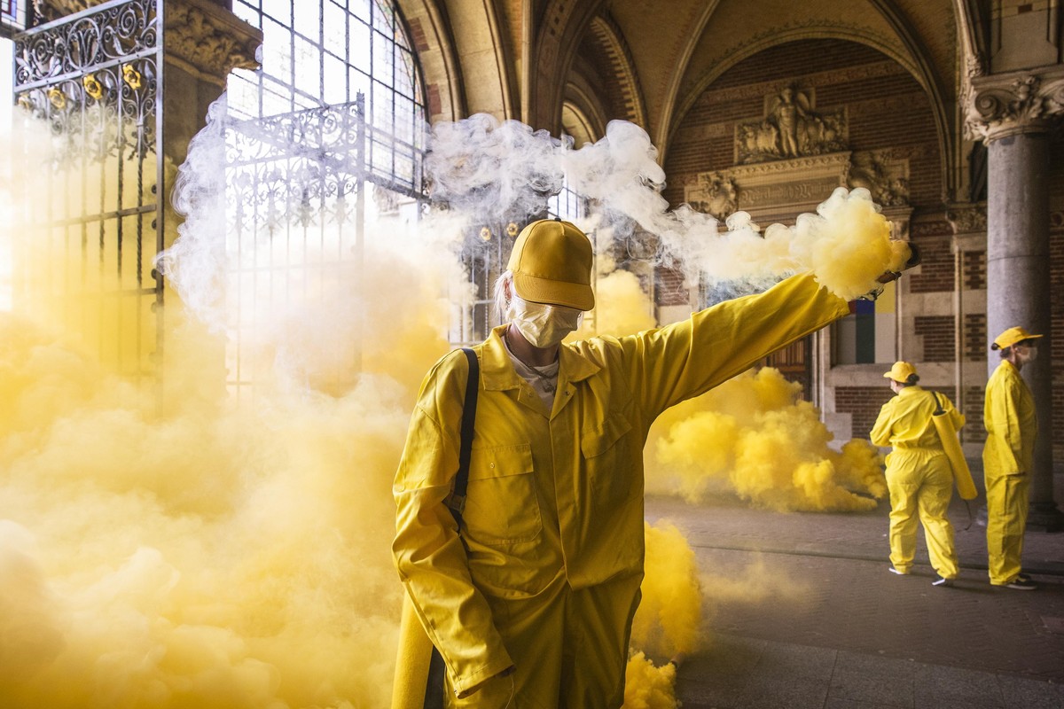 epaselect epa11590782 Climate activists from the Extinction Rebellion block passage at the Rijksmuseum in Amsterdam, the Netherlands, 07 September 2024. The Extinction Rebellion calls for the terminat ...