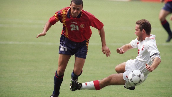ARCHIVBILD ZUR ENDSTATION ACHTELFINAL --- Spanish midfielder Luis Enrique (21) battles Switzerland midfielder Georges Bregy, right, during the first half of the Spain Vs. Switzerland second round Worl ...