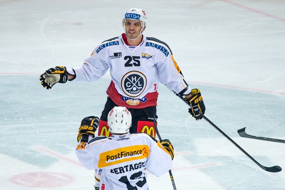 Les joueurs luganais Maxim Lapierre fetent le 1er but, lors de la rencontre du championnat suisse de hockey sur glace de National League, LNA, entre le Lausanne Hockey Club, LHC, et HC Lugano ce samed ...