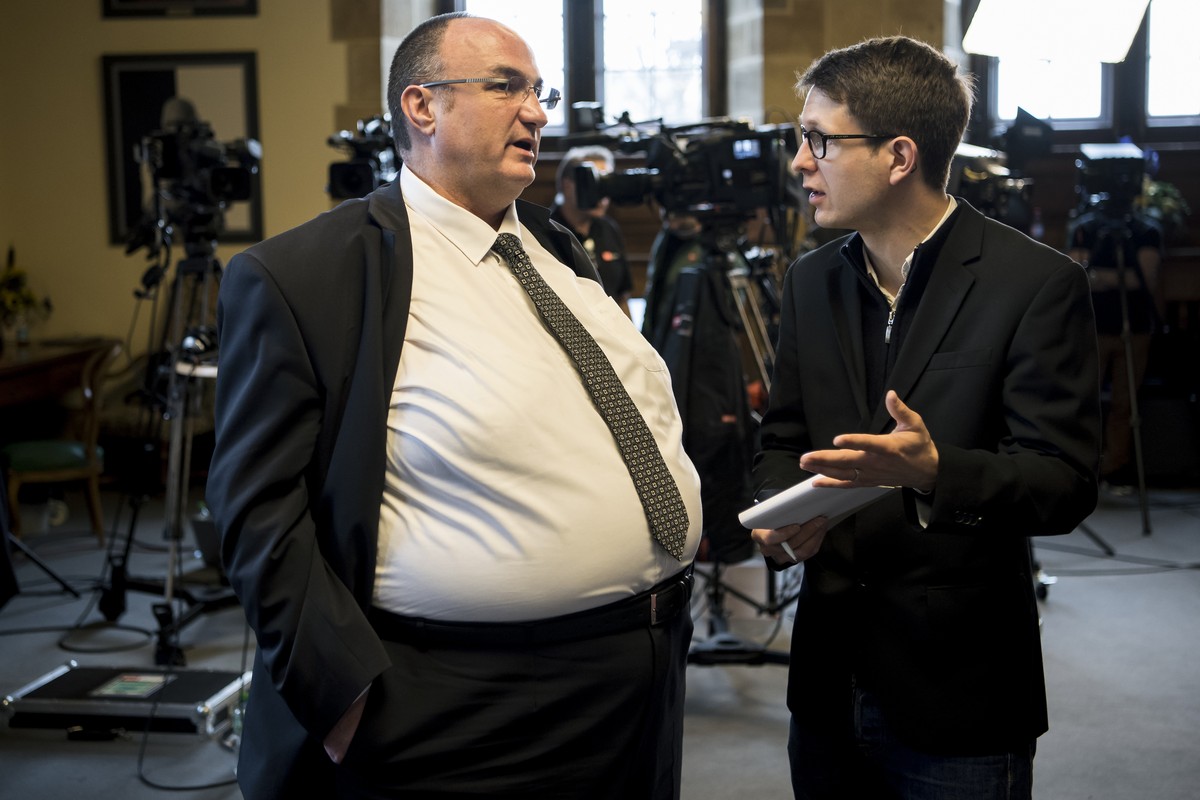 Jean-Charles Legrix, candidat UDC au Conseil d'Etat, parle aux journalistes lors du premier tour des elections cantonales neuchateloises ce dimanche 2 avril 2017 a Neuchatel. (KEYSTONE/Jean-Chris ...