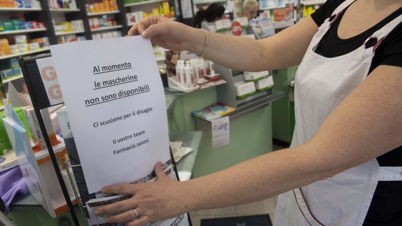 Ein Schild in einer Apotheke in Chiasso weist darauf hin, dass keine Schutzmasken mehr erhaeltlich sind, am Dienstag, 25. Februar 2020. Ich der Schweiz wurde bisher keine Ansteckung mit dem Coronaviru ...