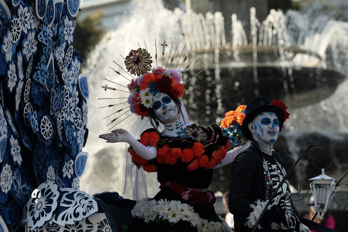 epa10958772 People participate in the Day of the Dead parade in Mexico City, Mexico, 04 November 2023. EPA/José Méndez