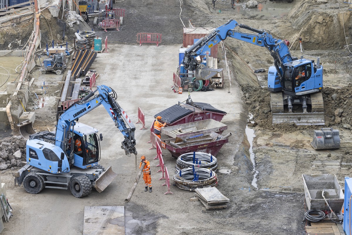 Des ouvriers travaillent sur le chantier des epinettes de la gare CFF de Lausanne lors d'une visite de presse ce lundi, 20 janvier 2025 a Lausanne (KEYSTONE/Cyril Zingaro)