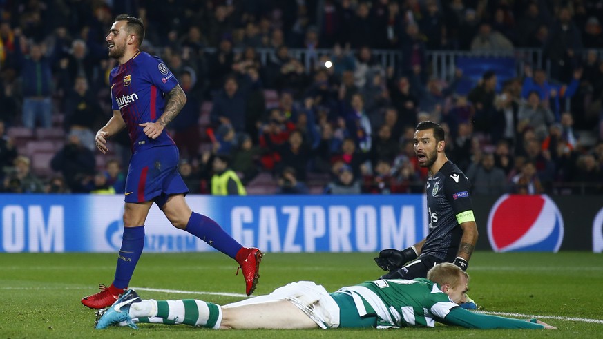 Sportings Jeremy Mathieu liegt nach einem Eigentor am Boden, Barcelonas Paco Alcacer freut sich darüber.