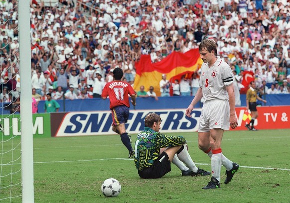 Begiristain, links, schiesst am 2. Juli 1994 im Achtelfinalspiel an der Fussball-Weltmeisterschaft in den USA mit einem Penalty das 3 zu 0 fuer Spanien. Mit dieser Niederlage scheidet die Schweiz aus ...