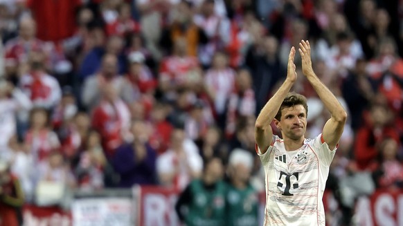 epa12089846 Thomas Mueller of Bayern Munich greets supporters as he is substituted during the German Bundesliga soccer match between FC Bayern Munich and Borussia Moenchengladbach in Munich, Germany,  ...