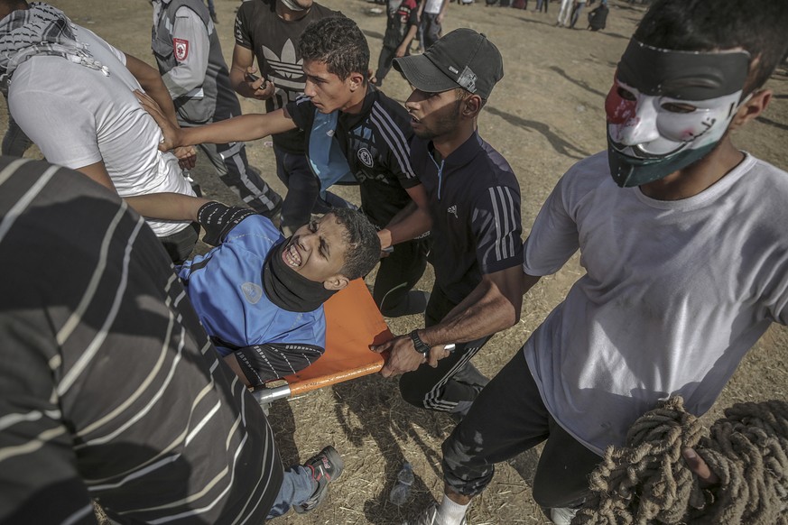 Palästinenser kümmern sich um einen der Verletzten.