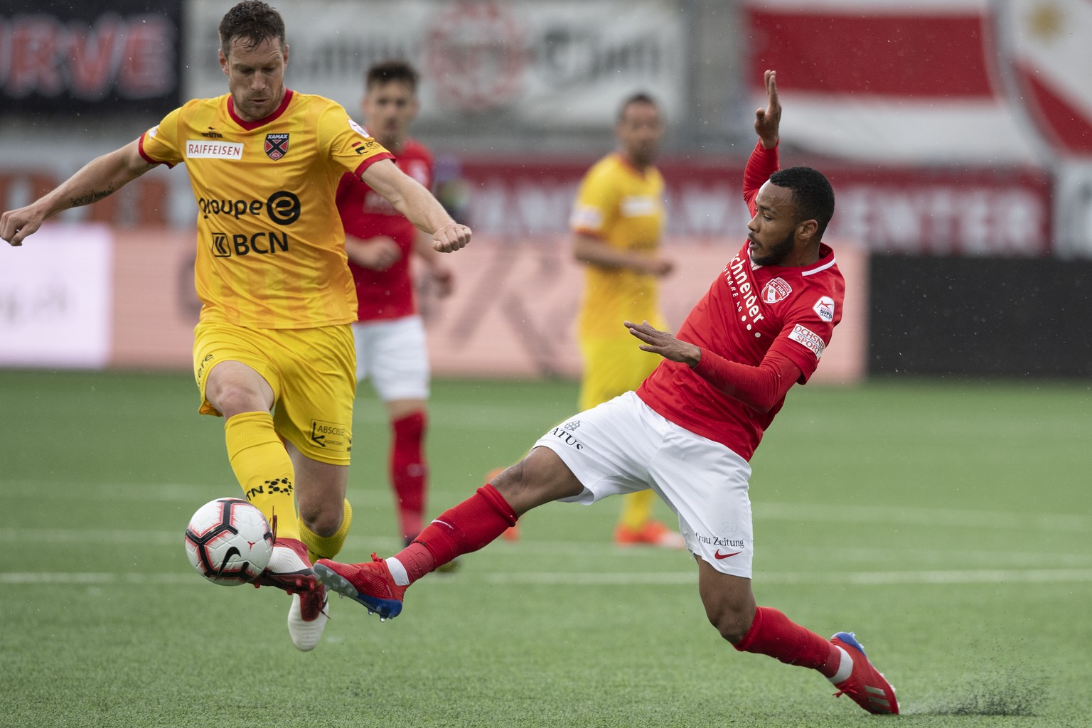 Thuns Chris Kablan, rechts, im Duell mit Neuenburgs Charles-Andre Doudin im Fussball Meisterschaftsspiel der Super League zwischen dem FC Thun und Neuchatel Xamax, am Sonntag, 5. Mai 2019, in der Stoc ...