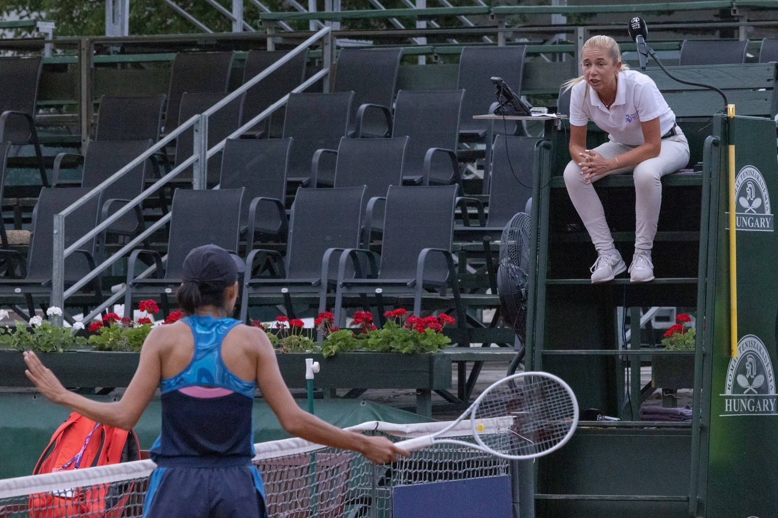 230719 -- BUDAPEST, July 19, 2023 -- Zhang Shuai L of China speaks with the umpire during the women s singles round of 32 match between Amarissa Toth of Hungary and Zhang Shuai of China at the WTA, Te ...