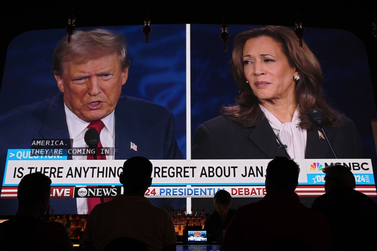 People watch the presidential debate between Republican presidential nominee former President Donald Trump and Democratic presidential nominee Vice President Kamala Harris, Tuesday, Sept. 10, 2024, at ...