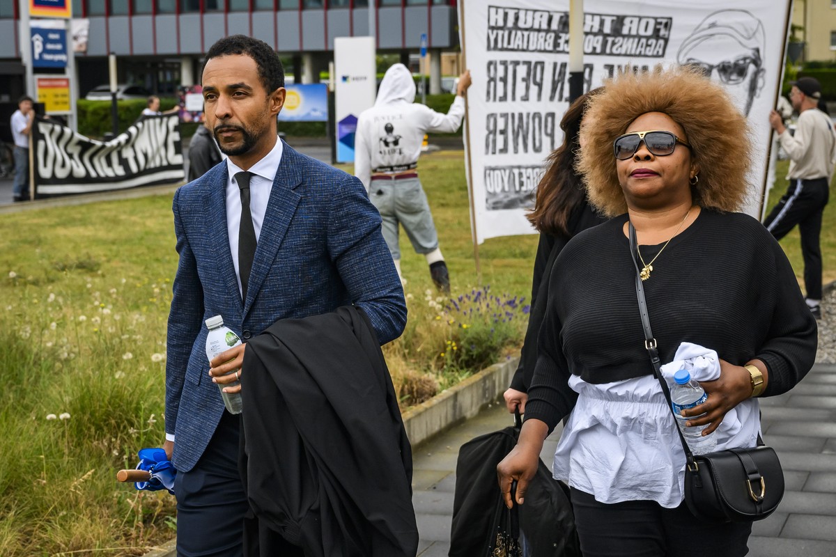 Simon Ntah, (à gauche), l'avocat de la famille de Mike Ben Peter, arrive avec la veuve, Bridget Efe, au tribunal pénal avant le verdict, le 22 juin 2023.