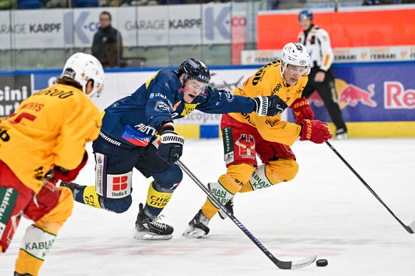 Miles Mueller (HCAP) in a battle for the puck with Santtu Kinnunen (SCL), during the regular season National League game between HC Ambri Piotta and SCL Tigers at the ice stadium Gottardo Arena, Switz ...